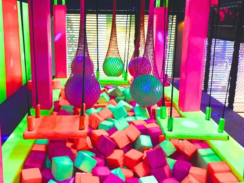 Cubos de espuma Khubos na atração Swing Ball do Vila Trampolim, no Salvador Shopping